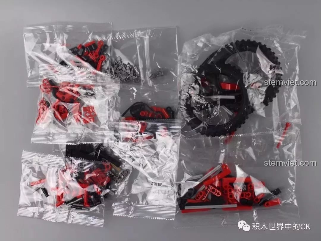 Toàn bộ các chi tiết bằng nhựa ABS của bộ xếp hình Mô xe đạp địa 703302, chưa được phân loại theo túi.