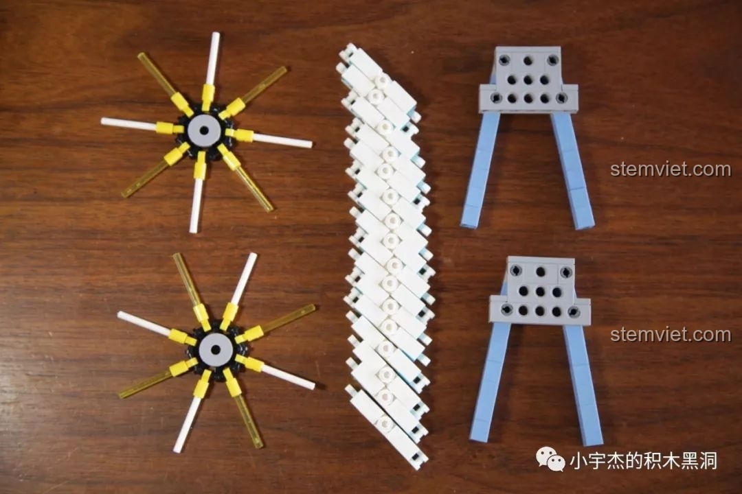 Các cụm chi tiết của vòng quay và trụ đỡ đã được lắp xong, chuẩn bị cho bước tổng ráp mô hình Vòng quay Mặt trời.