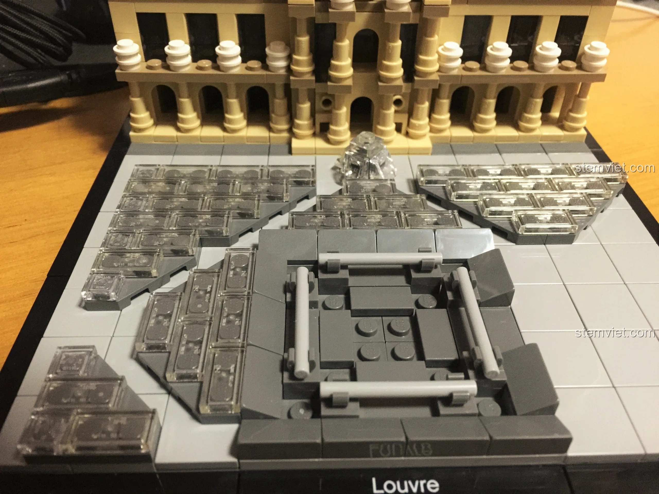 Các mảng tường kính trong suốt và các chi tiết khác để lắp ráp kim tự tháp trong bộ LEGO 21024 Louvre.