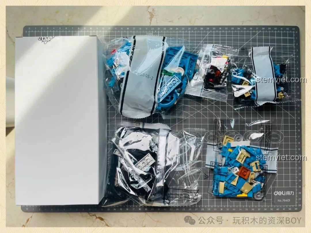 Toàn bộ các túi mảnh ghép và hộp trưng bày đi kèm bộ lắp ráp Pinbo PB8805 Xe Volkswagen Beetle Cắm Trại.