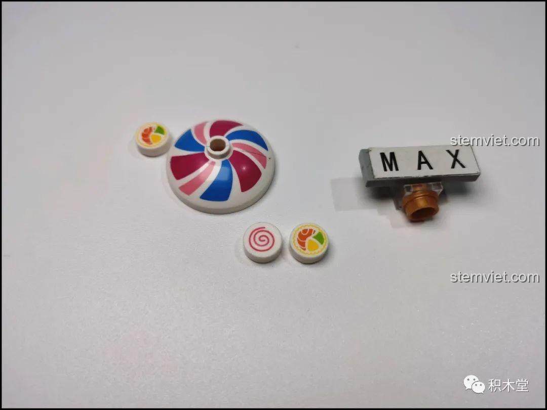 Các mảnh ghép in hình độc đáo trong bộ đồ chơi Yunri 66111 Mô Hình Vòng Quay Ferris Wheel, tạo điểm nhấn cho mô hình.