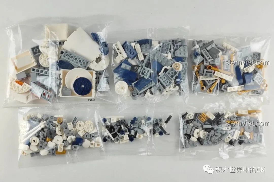 Các túi mảnh ghép nhựa ABS cao cấp của bộ ZHEGAO QL0281, được phân loại gọn gàng, sẵn sàng cho quá trình lắp ráp mô hình tàu vũ trụ.