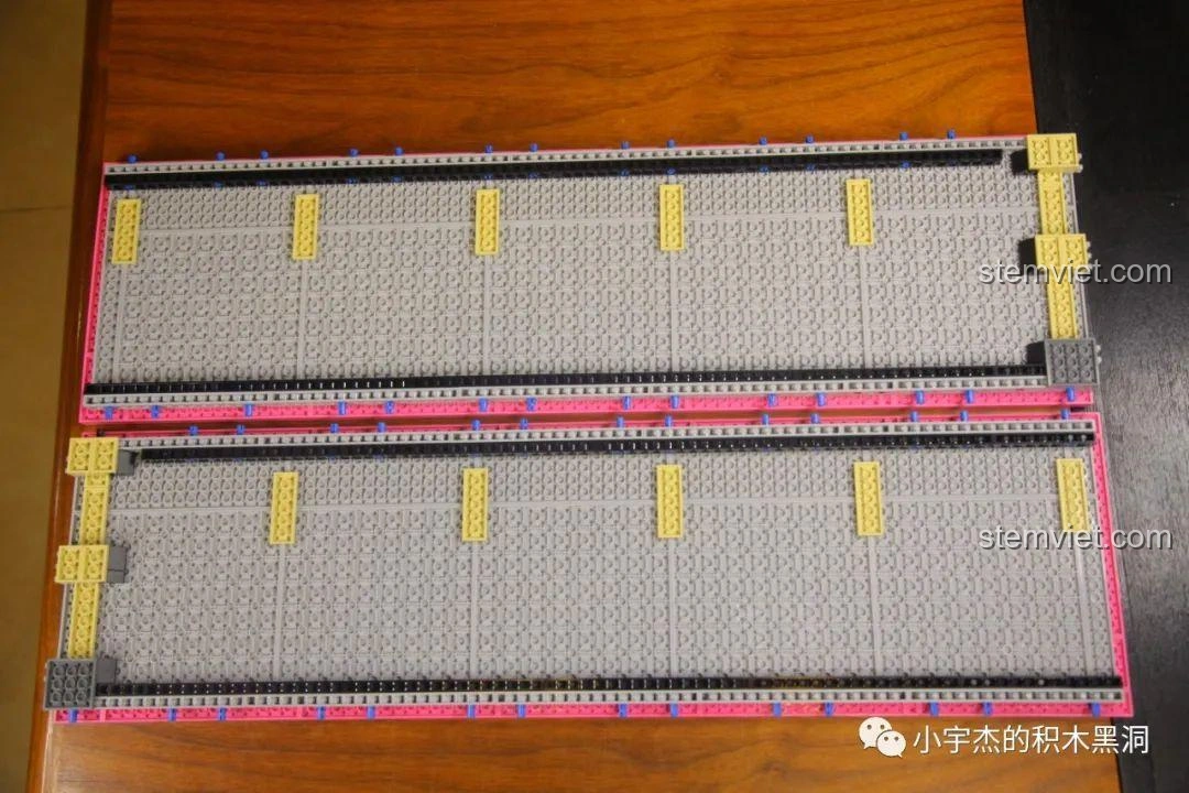 Các mặt của Thùng Container Hồng 1:10 YC-QC013 đã được lắp ráp, tạo thành hình dáng cơ bản.