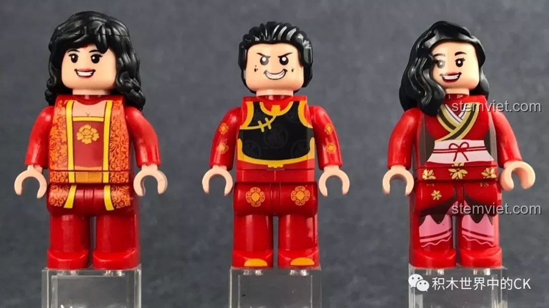 Ba minifigure khác trong bộ XINGBAO XB-01020, bao gồm cả nam và nữ trong trang phục biểu diễn.