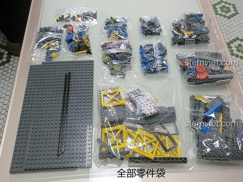 Các túi chi tiết bên trong hộp đồ chơi lắp ghép Xe chiến đấu đa năng IFV 81010, được phân loại rõ ràng.