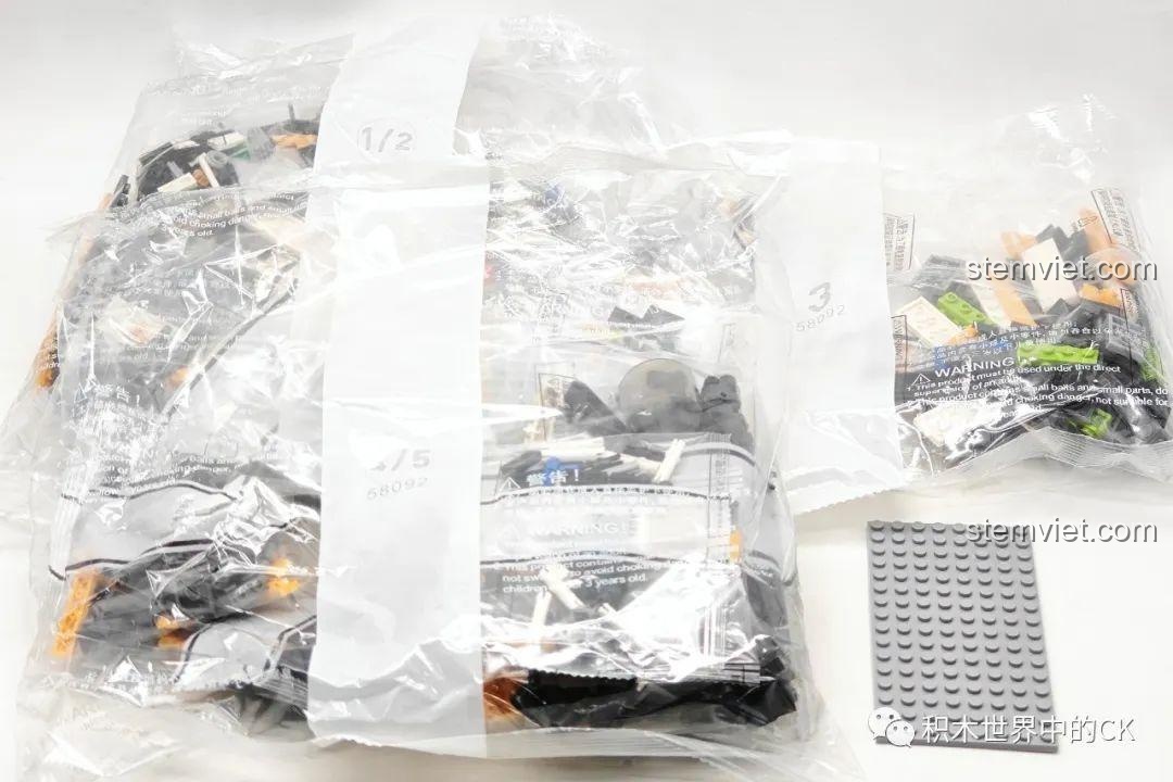 Các túi đựng chi tiết của đồ chơi mô hình Tia chớp tàng F-35B JIESTAR, được phân loại và đánh số rõ ràng giúp bé dễ lắp ráp.