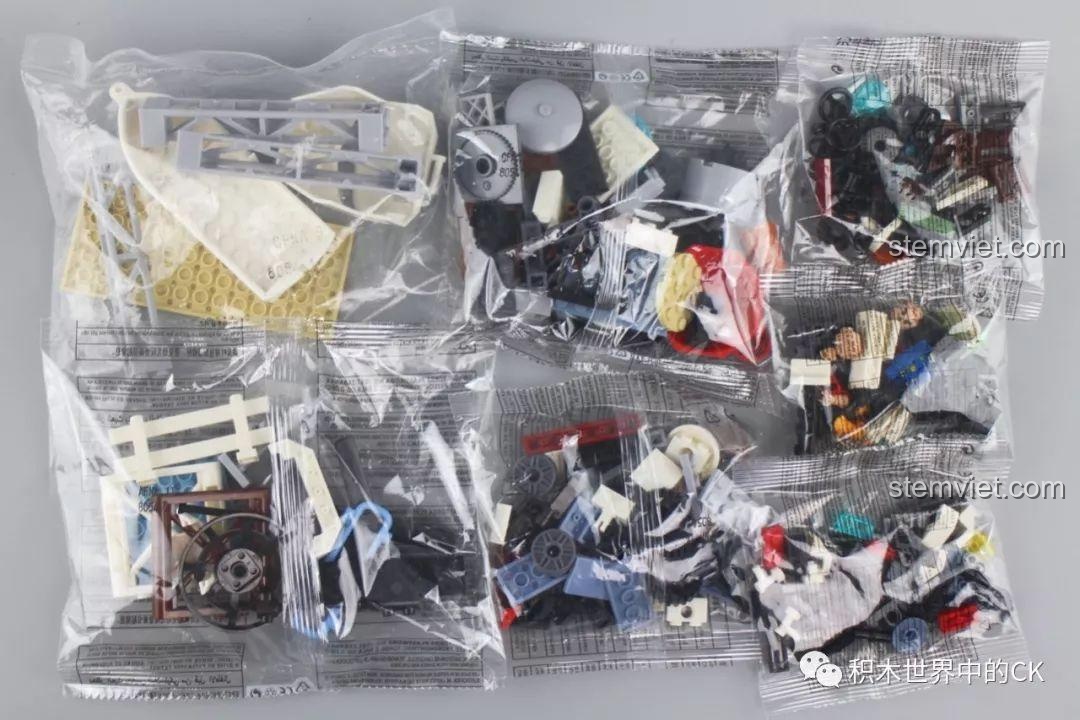 Các túi nhựa chứa 256 chi tiết lắp ráp của bộ đồ chơi Trạm Bơm Nước Hậu Tận Thế Winner 8054.