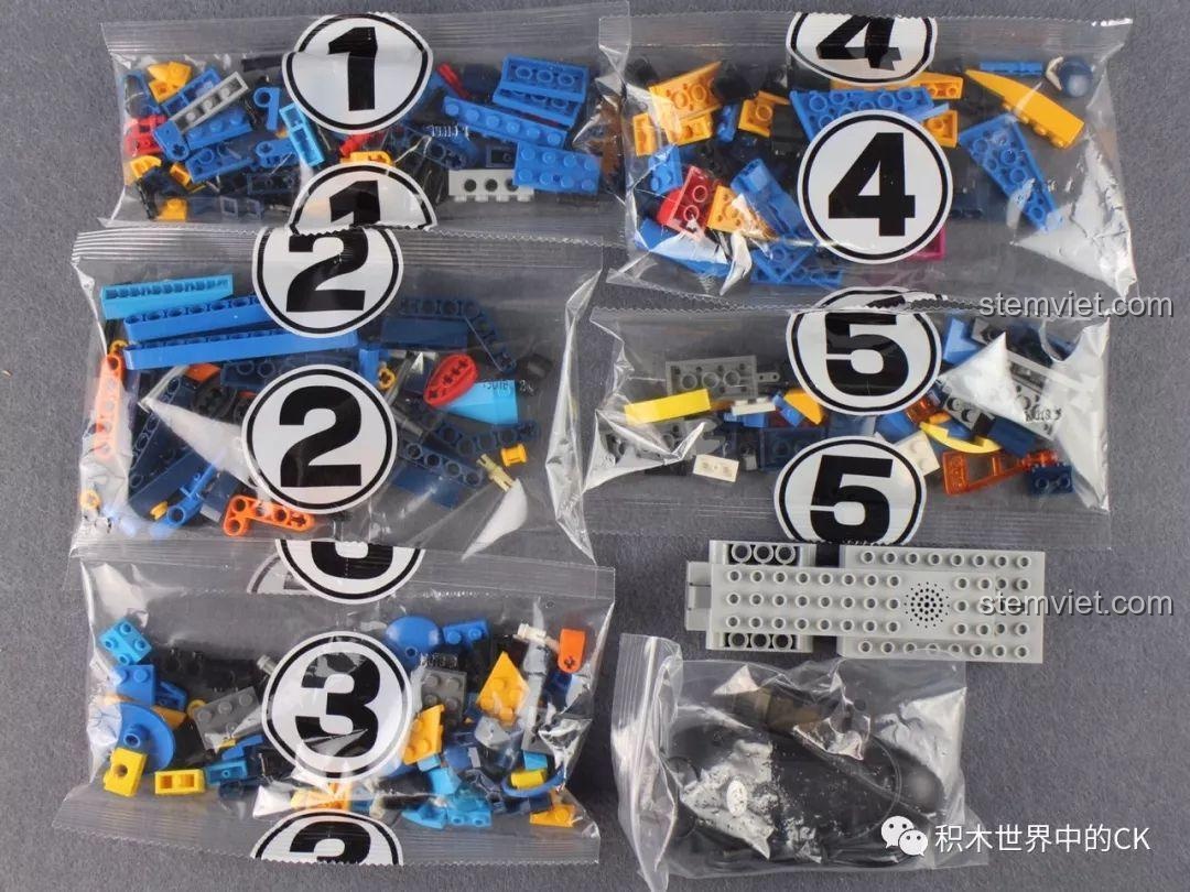 Các túi chi tiết được đánh số từ 1 đến 5 và túi chứa động cơ của bộ Mould King 13018.