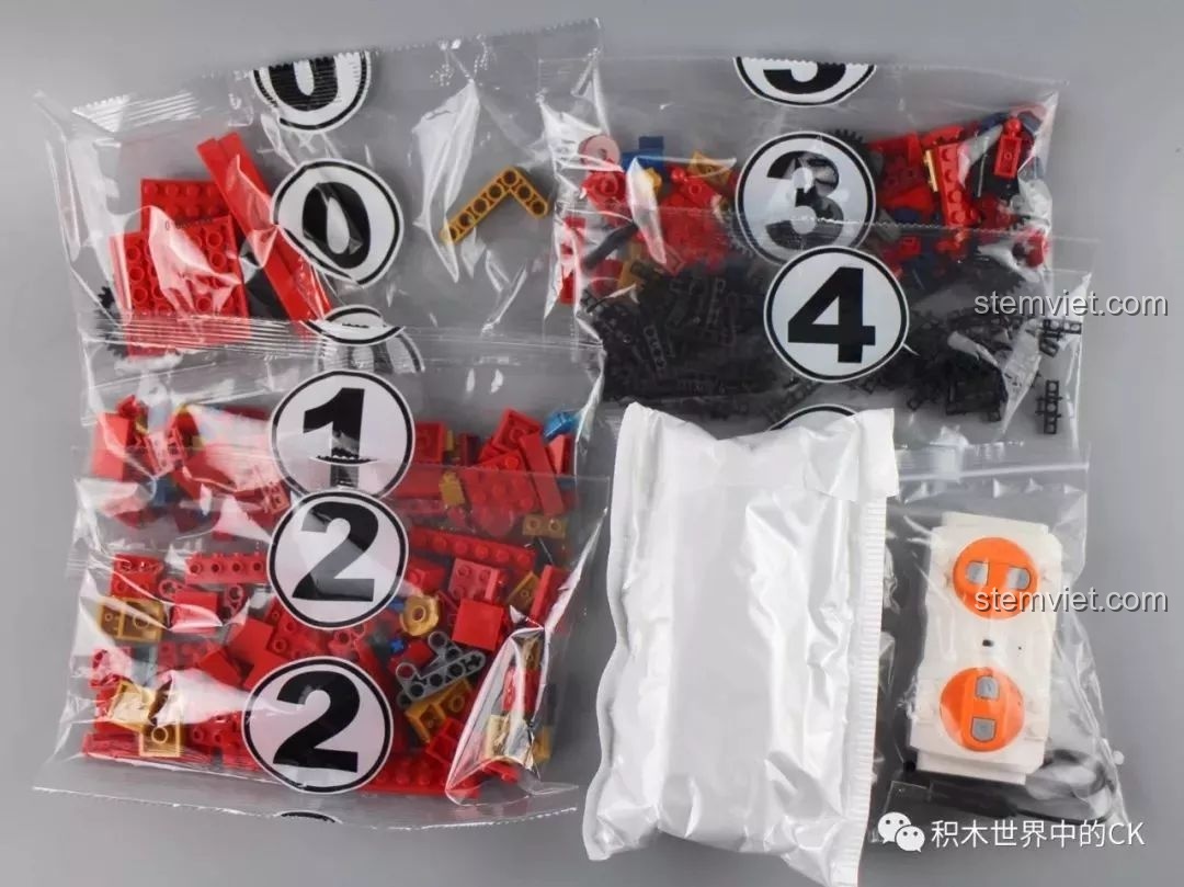 Các túi chi tiết được đánh số từ 0 đến 4 và bộ động cơ của bộ lắp ráp Robot Iron Man 13038.