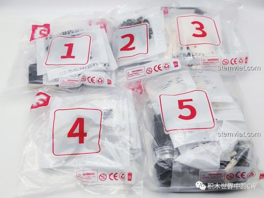 Các túi chi tiết được đánh số từ 1 đến 5 của bộ lắp ráp Xe di động căn cứ Mặt Trăng SEMBO 107104.