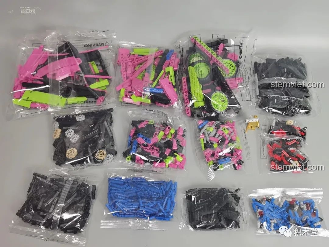 Các túi chi tiết của bộ lắp ráp Siêu xe Lamborghini Wanzhi 9803 được phân loại theo loại chi tiết.