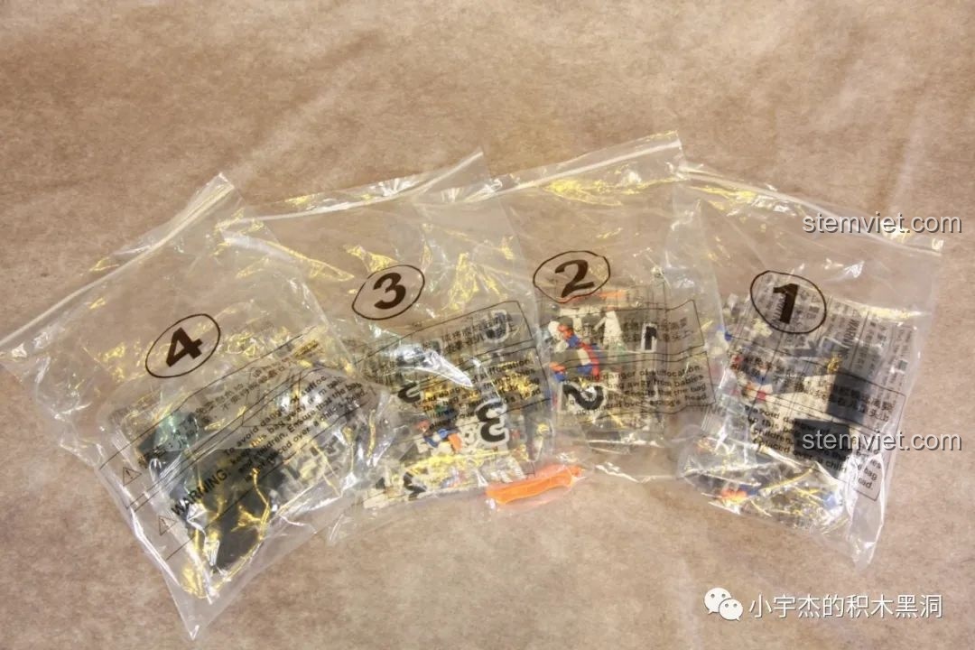 Bốn túi gạch được đánh số từ 1 đến 4 của bộ lắp ráp JAKI JK9106 Phi Hành Gia.