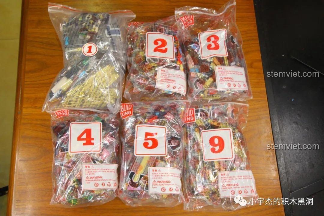 Các túi gạch được đánh số thứ tự từ 1 đến 9 của bộ Mould King 16038.