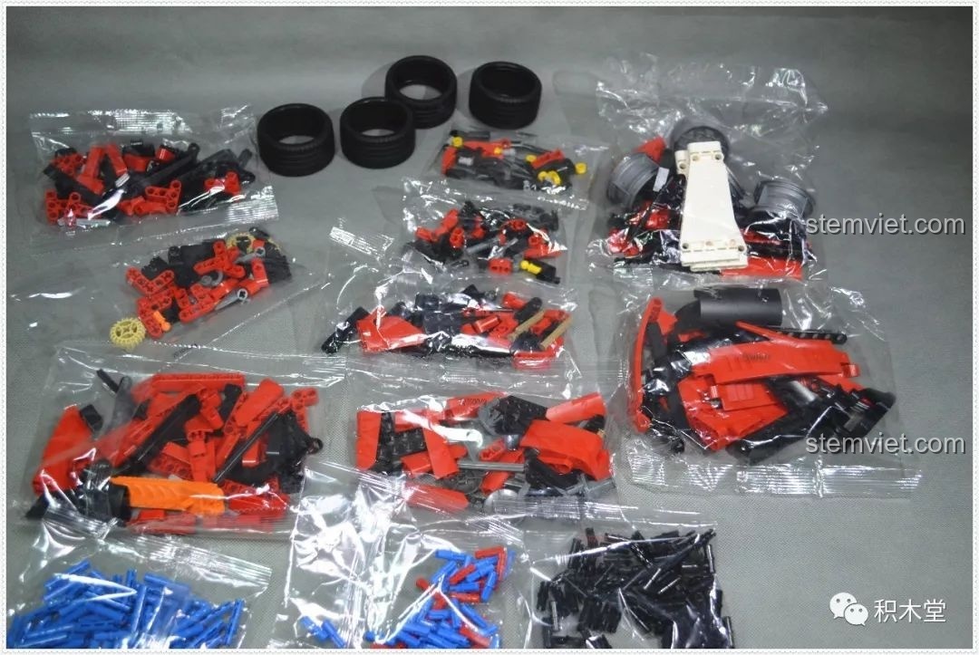 Các túi gạch của bộ lắp ráp Siêu xe đua F1 cho con trai từ 6 tuổi, gồm 12 túi chi tiết.