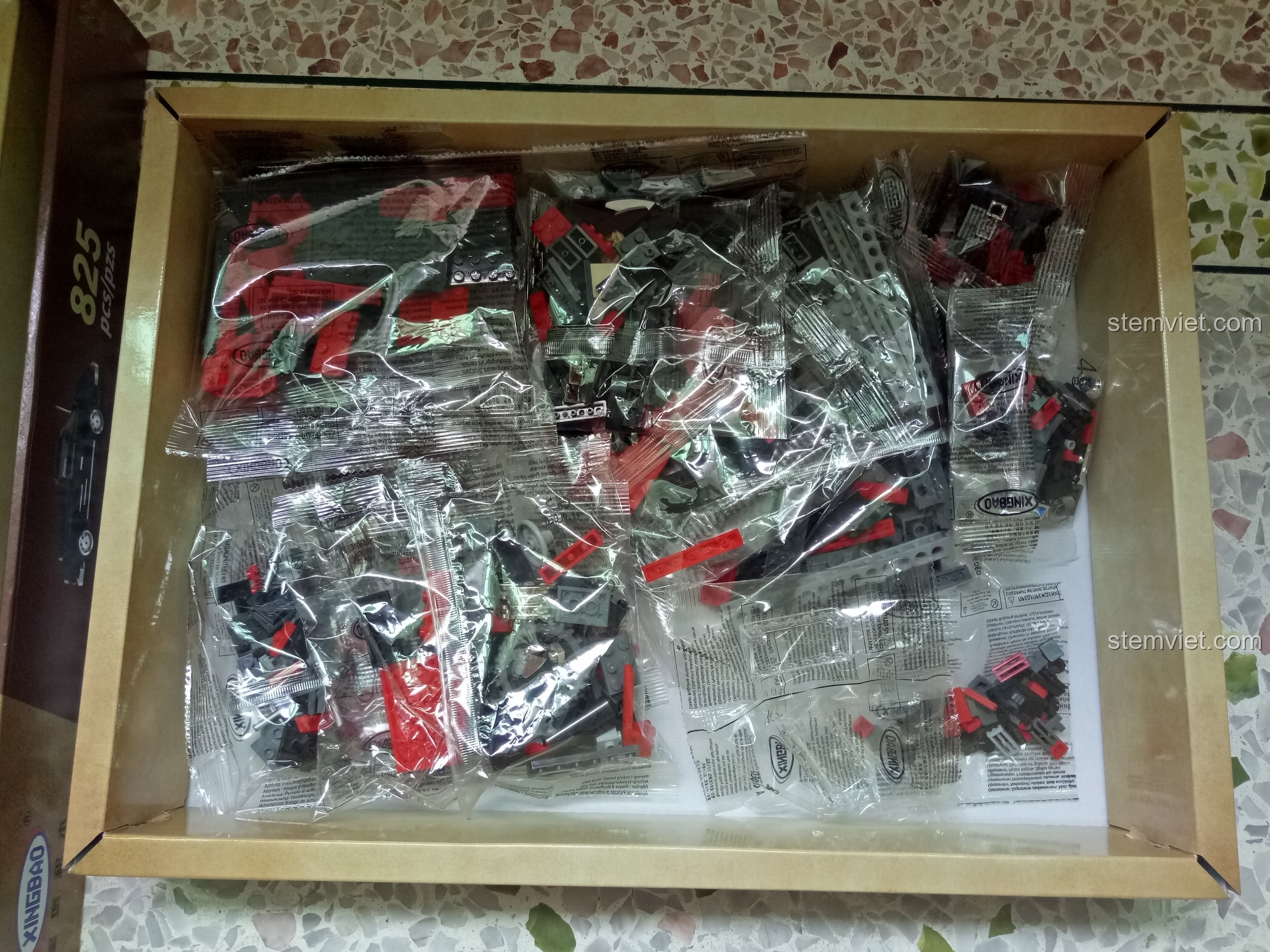 Toàn bộ các túi gạch của bộ đồ chơi lắp ghép Xe Cổ Mercedes Benz 300SL Cửa Cánh Chim XB03010 được đặt gọn gàng trong hộp.
