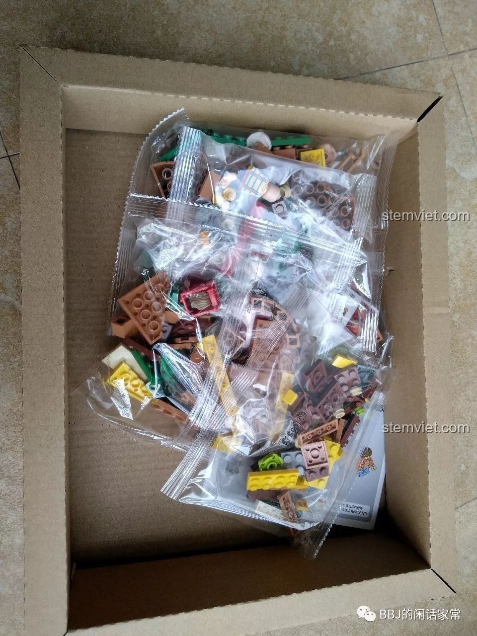 Các túi mảnh ghép của bộ Cửa Hàng Hamburger Sembo được đặt gọn gàng bên trong hộp carton.