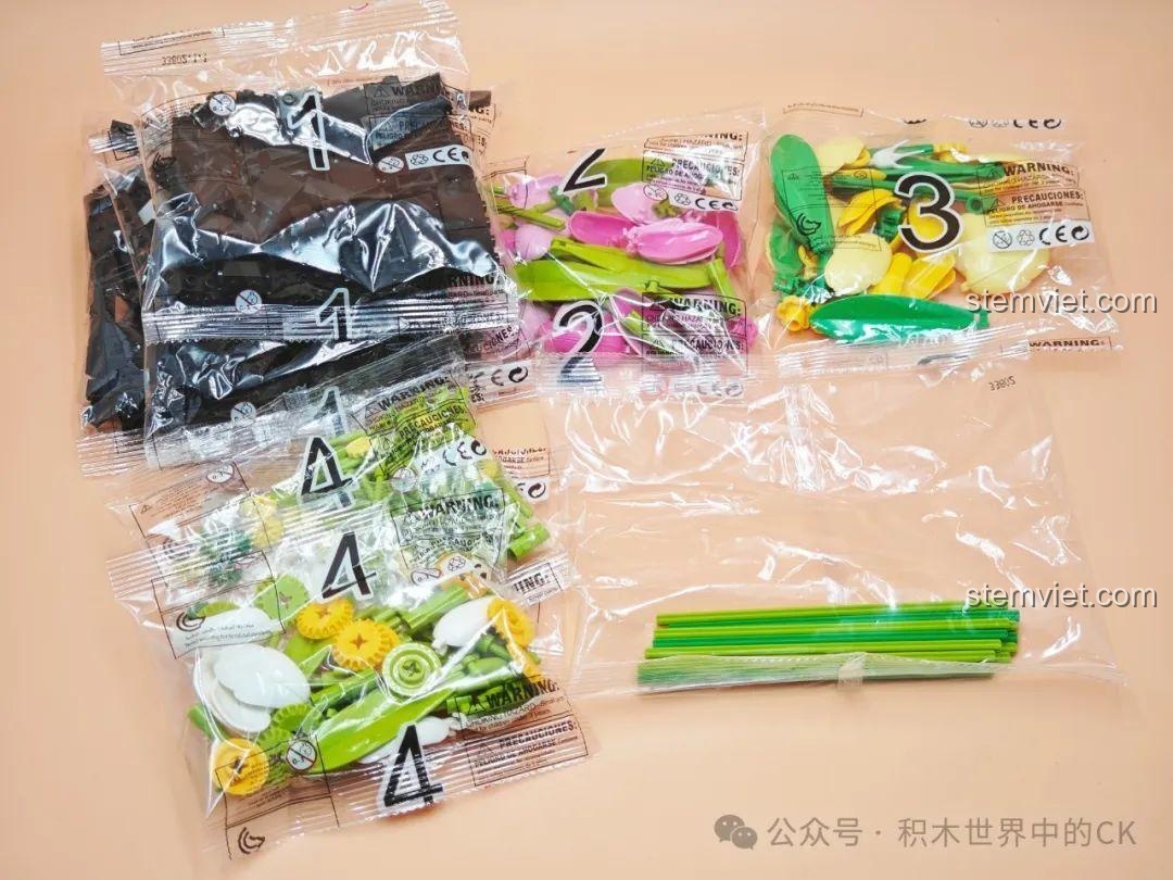 Các túi mảnh ghép được đánh số của bộ đồ chơi Bó Hoa Tulip và Cúc Họa Mi BAKA 33802, giúp phân loại dễ dàng.
