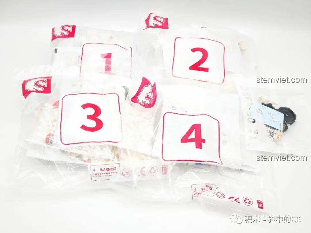 Các túi đựng chi tiết lắp ráp của bộ xếp hình Mô Phi hành gia SEMBO được đánh số từ 1 đến 4, giúp phân loại dễ dàng.