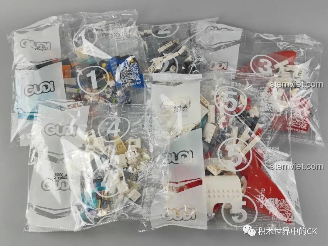 Các túi nhựa chứa 720 mảnh ghép của bộ GUDI 10503 được đánh số thứ tự từ 1 đến 5 để tiện cho việc lắp ráp.