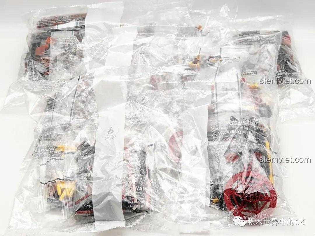 Các túi đựng 1855 mảnh ghép của bộ JIESTAR 58036 được phân loại rõ ràng, sẵn sàng để lắp ráp.