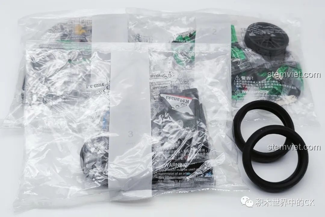 Các túi chứa 867 mảnh ghép của bộ đồ chơi mô hình xe đua Kawasaki 91023 giá rẻ, được đóng gói cẩn thận.