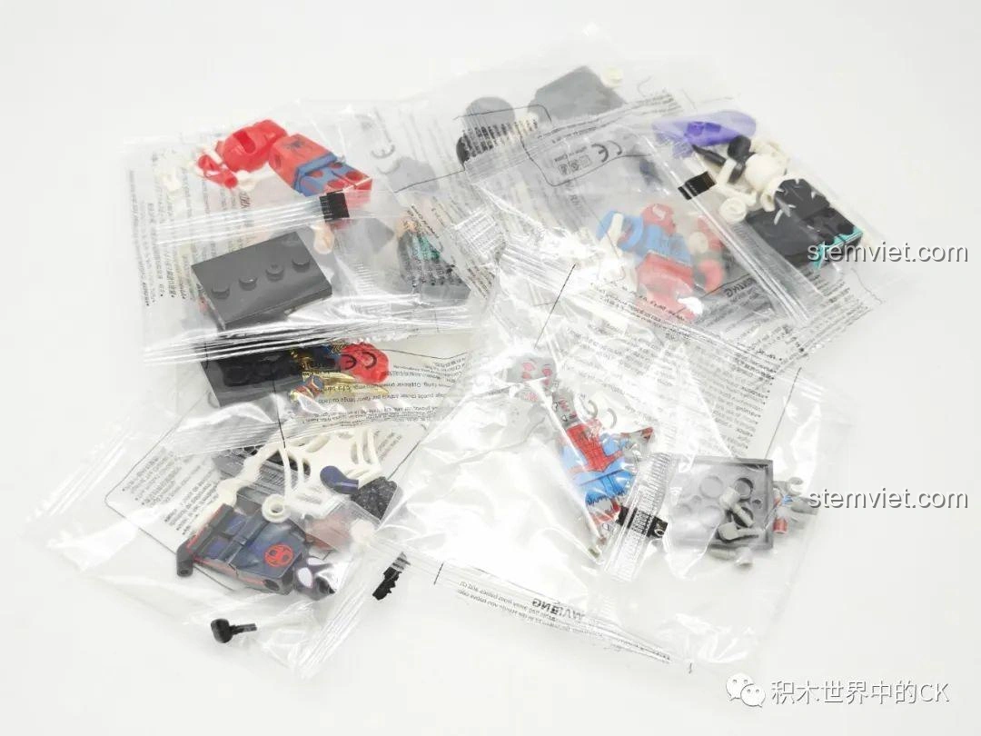 Các túi đựng mảnh ghép minifigure KORUIT KT1069 Người Nhện: Du Hành Vũ Trụ, cho thấy sự đóng gói cẩn thận.