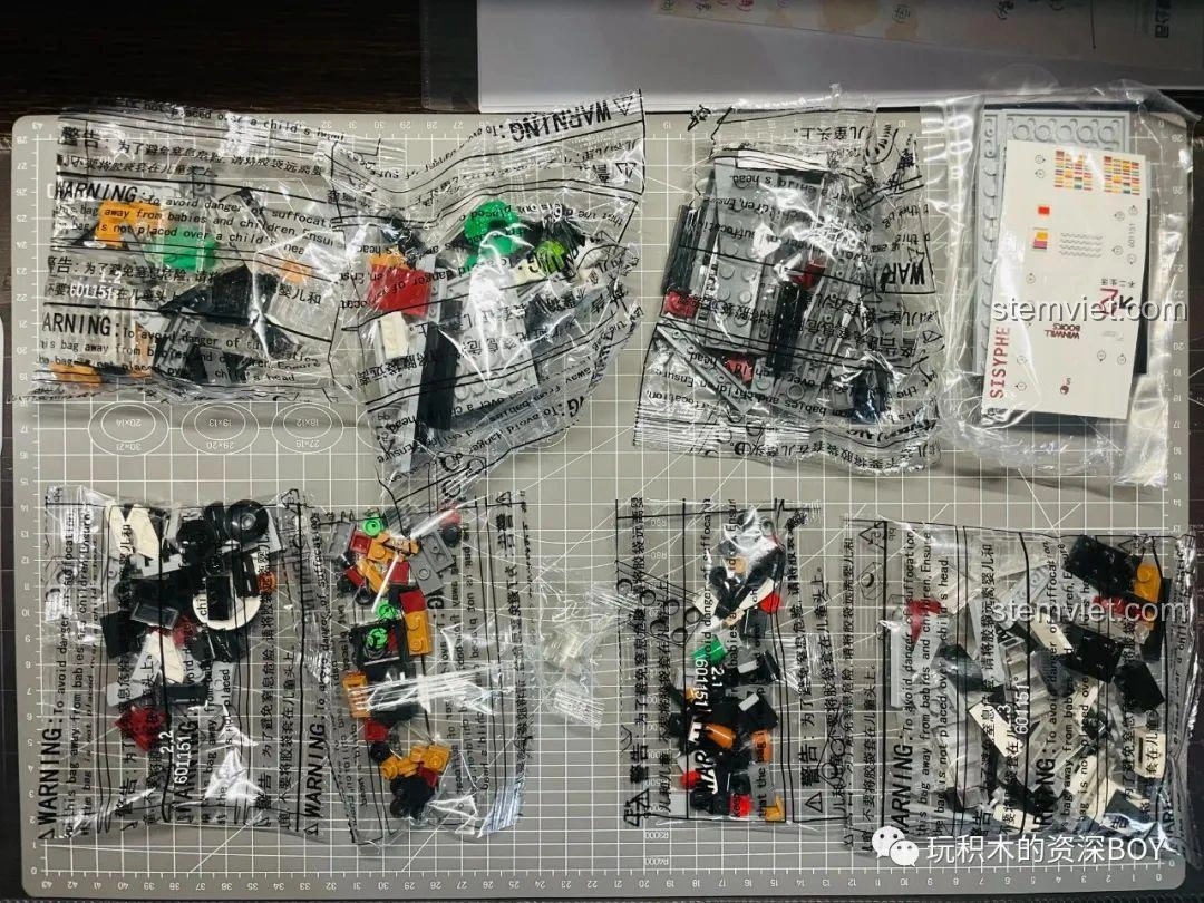 Các túi mảnh ghép được phân chia rõ ràng theo từng bước lắp ráp của bộ đồ chơi lắp ráp SEMBO 601151.