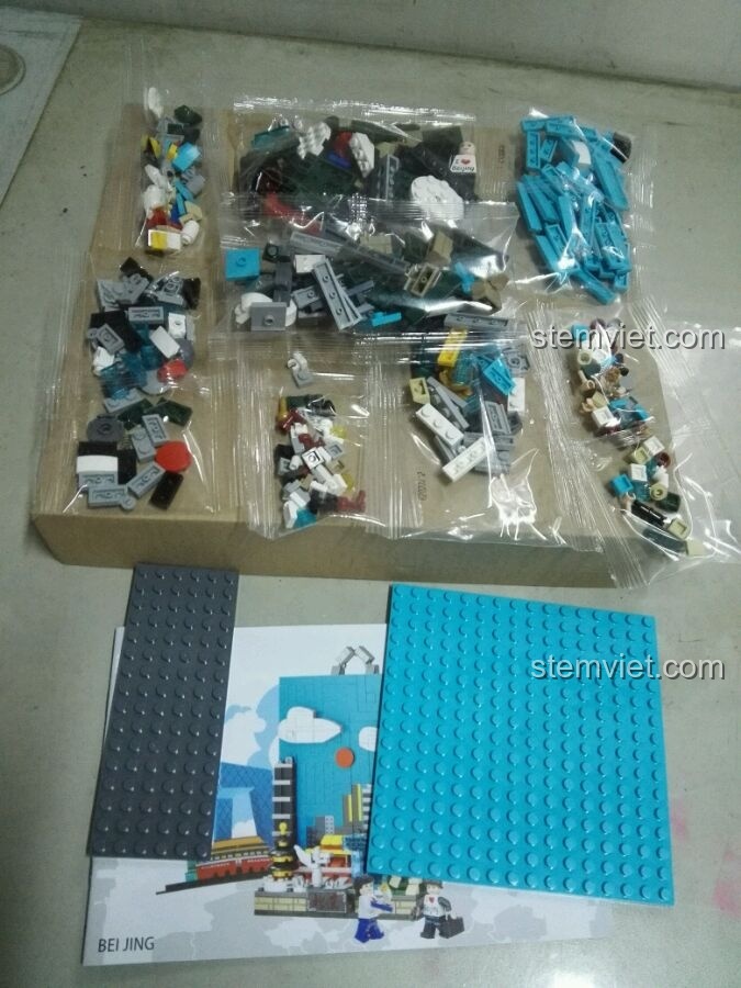 Toàn bộ các túi mảnh ghép của bộ PanlosBrick 656001 Mô hình Bắc Kinh được sắp xếp gọn gàng.