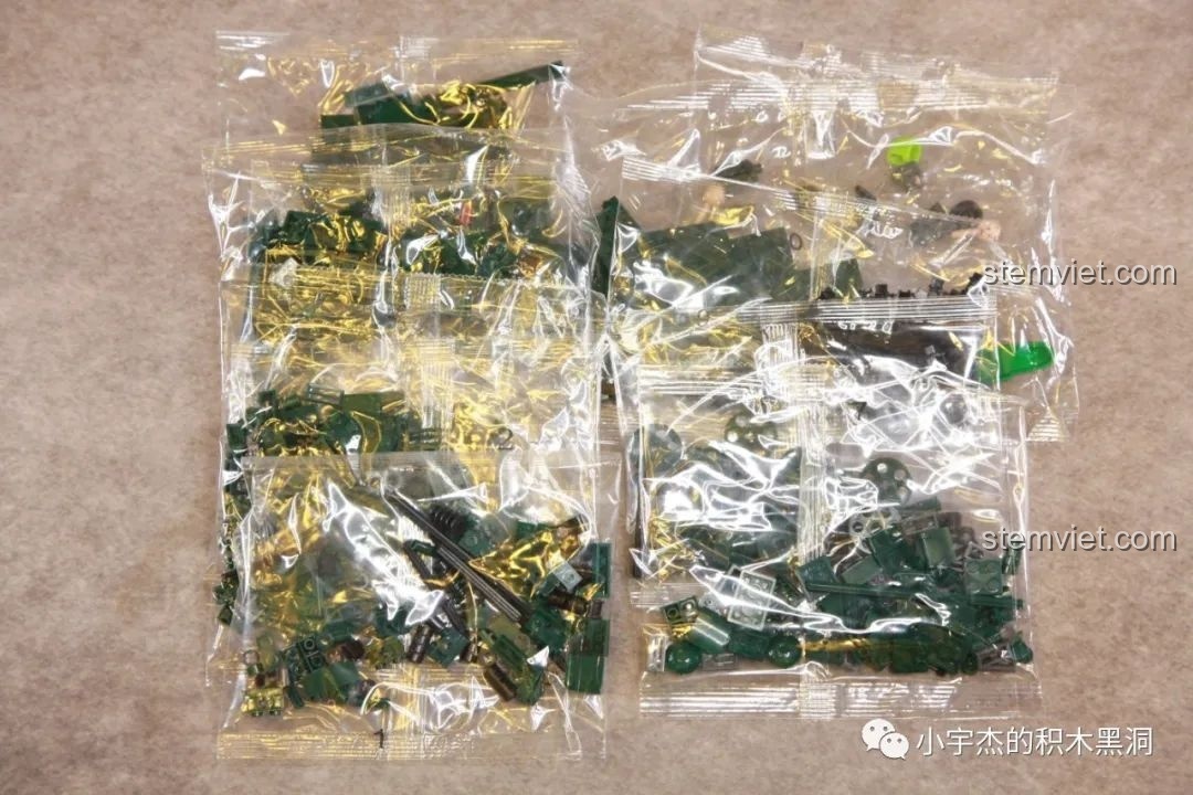 Các túi nhựa chứa 692 mảnh ghép của bộ đồ chơi mô hình xe tăng Stridsvagn 103 được phân chia theo từng giai đoạn lắp ráp.