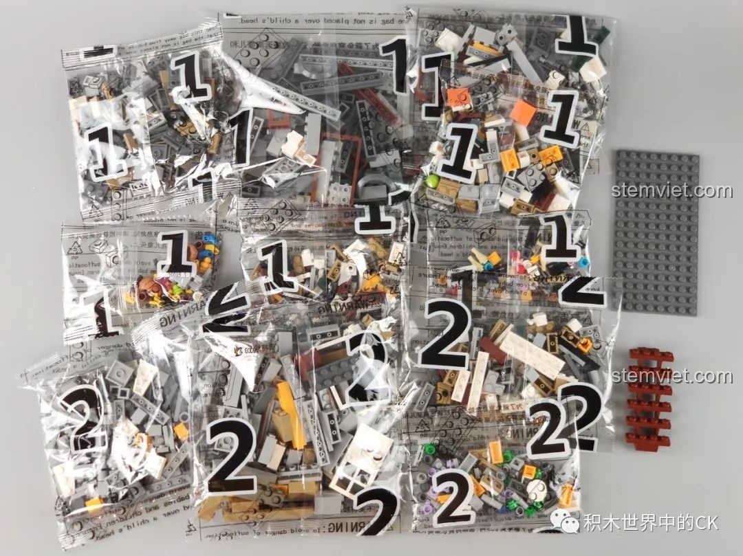 Các túi nhựa chứa mảnh ghép được đánh số 1 và 2 của bộ Leier 10003, giúp quá trình lắp ráp dễ dàng hơn.