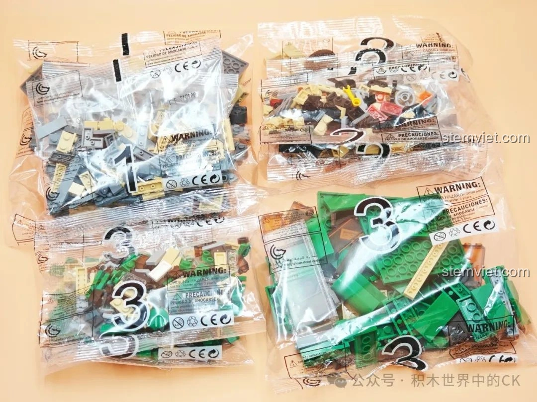 Các túi mảnh ghép của bộ lắp ráp ZheGao 991013 Xe Buýt Cổ Điển Hồng Kông được phân loại theo số thứ tự.