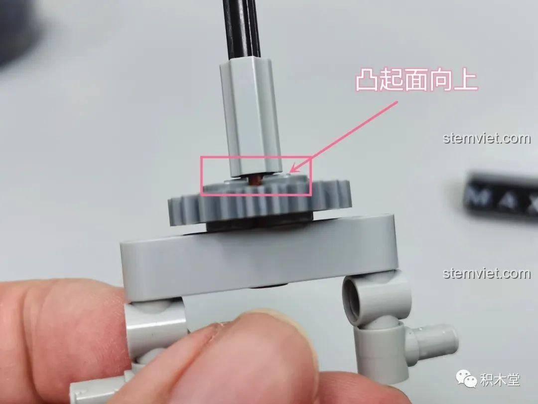 Hình ảnh minh họa cách lắp bánh răng đúng cách trong bộ đồ chơi Xe Trộn Bê Tông Tycole T4005.