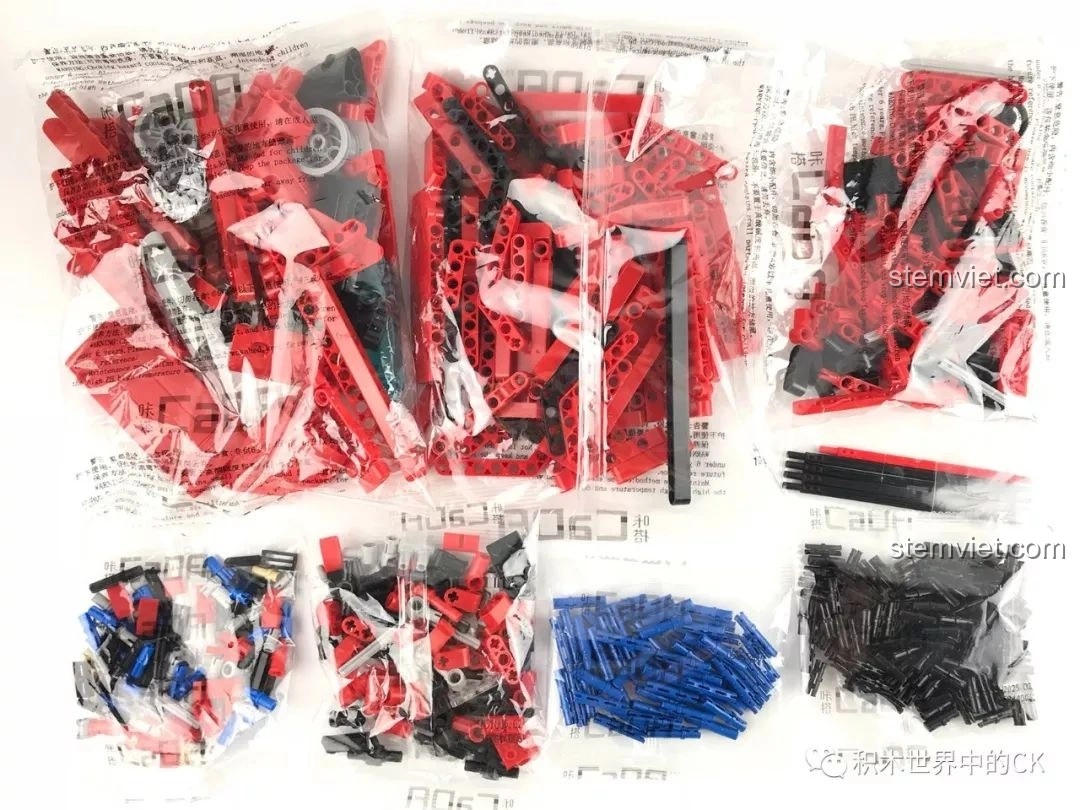 Các túi mảnh ghép màu đỏ, đen, xanh và xám của bộ đồ chơi CaDA C51005 Xe Bán Tải Đỏ RC.