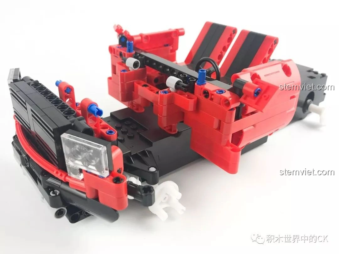 Gắn phần đầu xe đã lắp ráp vào khung gầm của xe bán tải CaDA C51005.