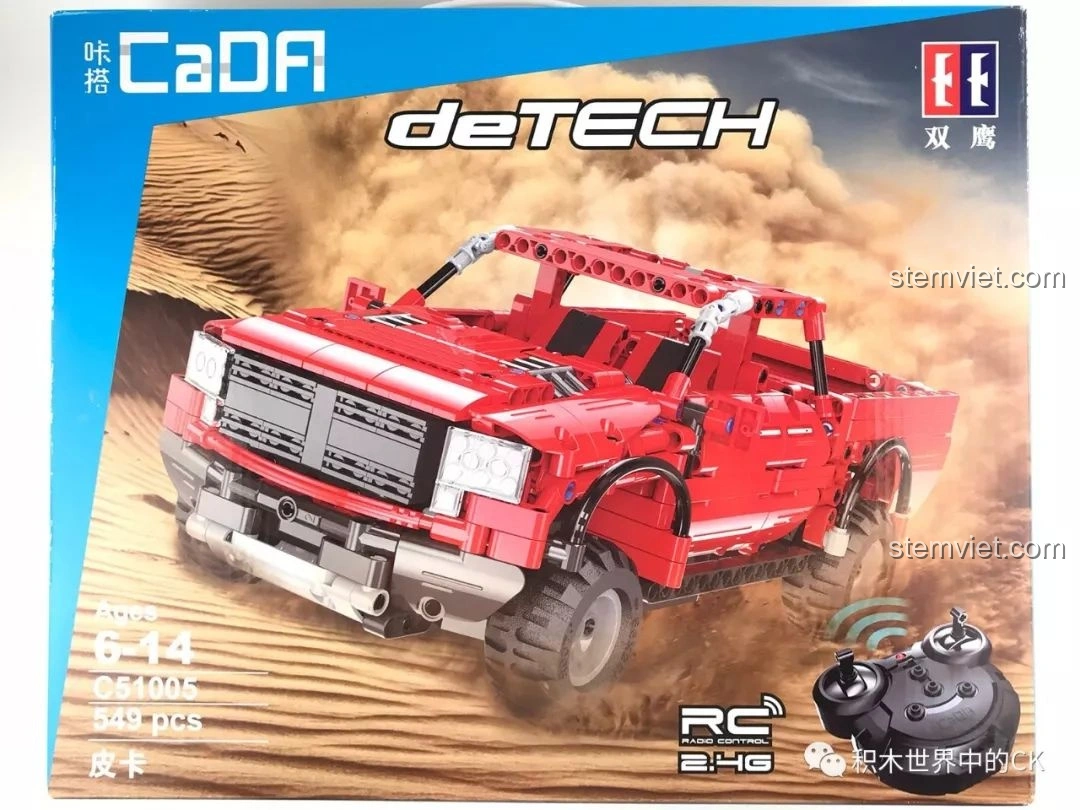 Hộp đồ chơi lắp ráp CaDA C51005 Xe Bán Tải Đỏ RC với hình ảnh xe đang chạy trên sa mạc, có tay cầm điều khiển.