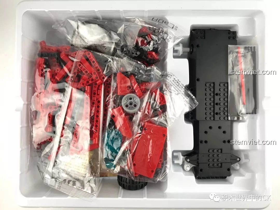 Khay nhựa bên trong hộp đồ chơi CaDA C51005 Xe Bán Tải Đỏ chứa các túi mảnh ghép và khung gầm liền khối.