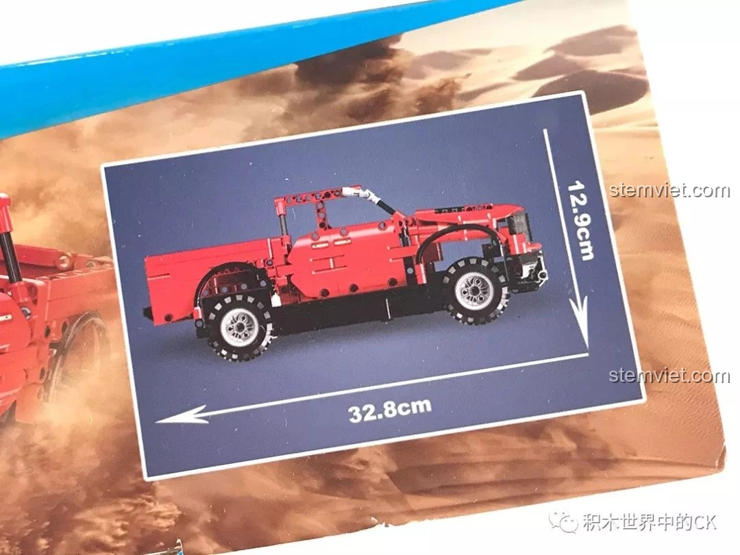 Hình ảnh kích thước xe bán tải CaDA C51005 trên hộp, chiều dài 32.8cm và chiều cao 12.9cm.