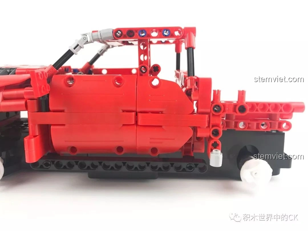 Gắn bánh xe và vòm bánh xe màu đen cho CaDA C51005 Xe Bán Tải Đỏ.