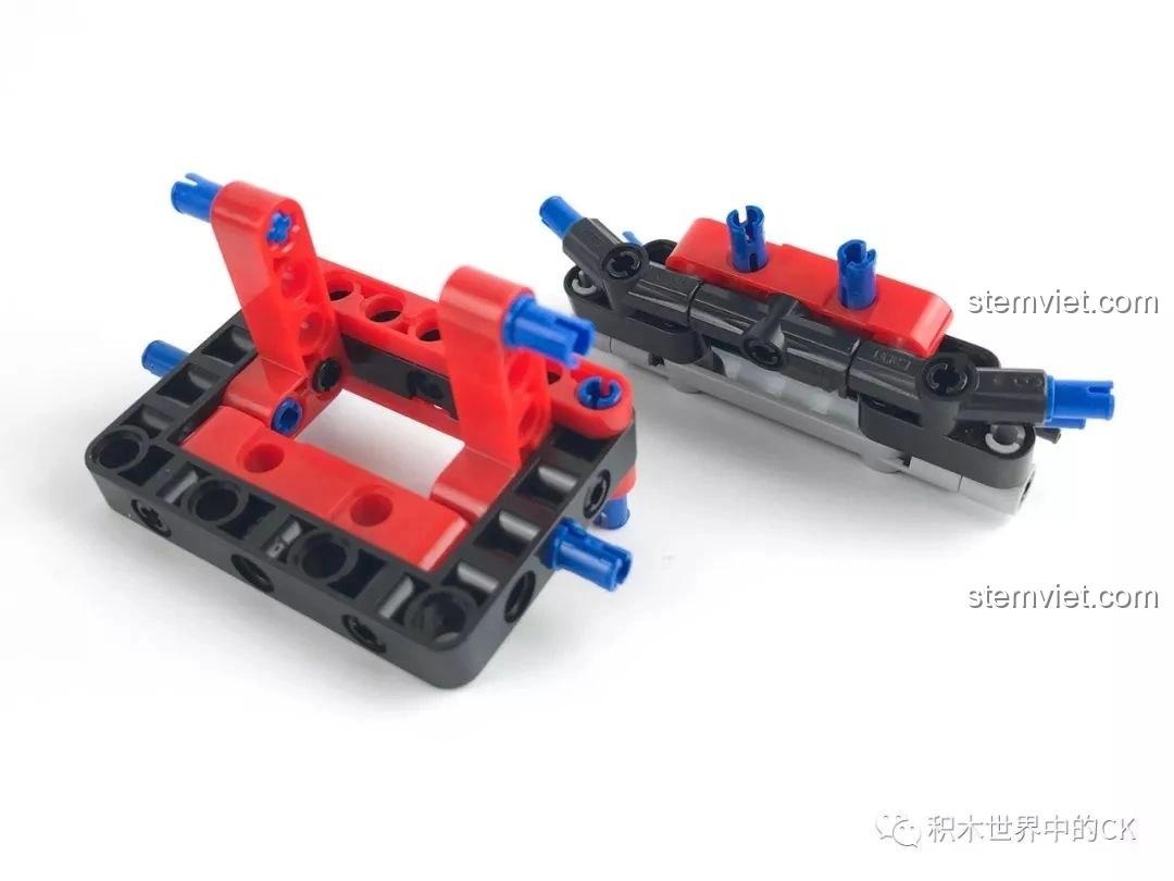 Các mảnh ghép màu đỏ, đen, xanh chuẩn bị cho phần đầu xe của CaDA C51005.