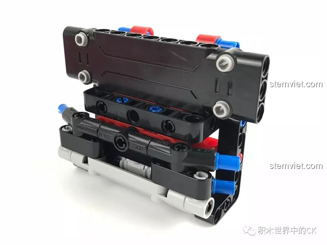 Lắp ráp các mảnh ghép màu đen và xám tạo thành cấu trúc phần đầu xe CaDA C51005.