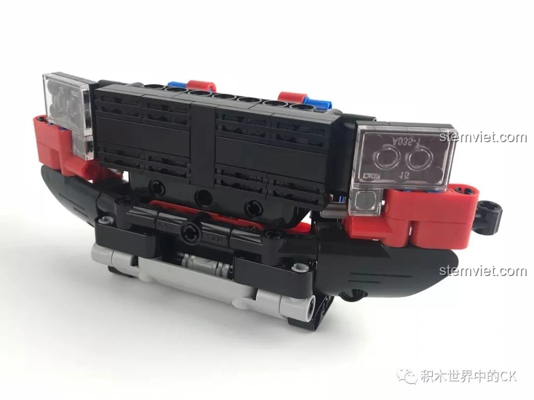 Gắn đèn pha trong suốt và các chi tiết màu đỏ lên phần đầu xe CaDA C51005.