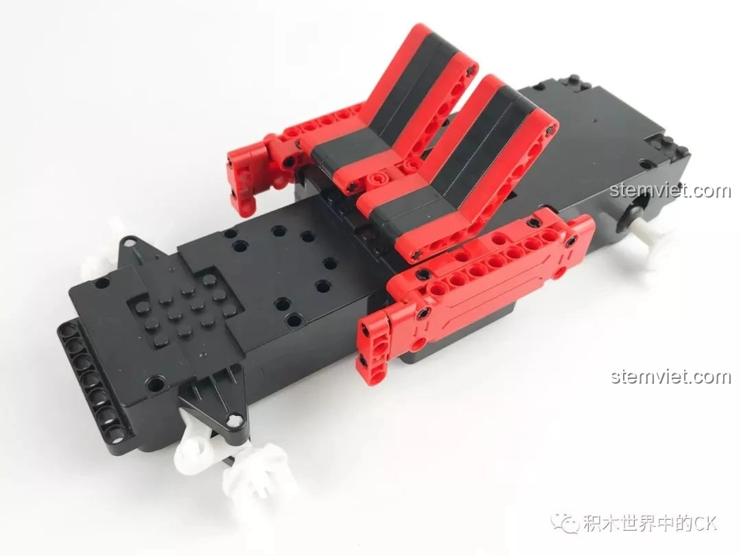 Bước đầu tiên lắp ráp xe bán tải CaDA C51005, gắn các chi tiết ghế ngồi màu đỏ và đen lên khung gầm.