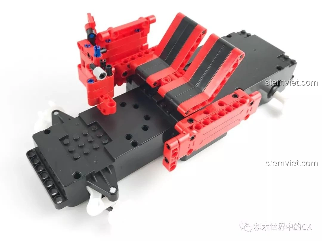 Tiếp tục lắp ráp phần ghế và các chi tiết nhỏ màu xanh, đen lên khung gầm xe CaDA C51005.