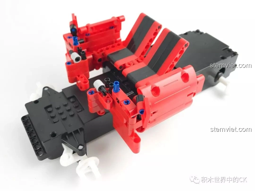 Hoàn thiện phần ghế ngồi và các chi tiết bên hông của xe bán tải CaDA C51005.