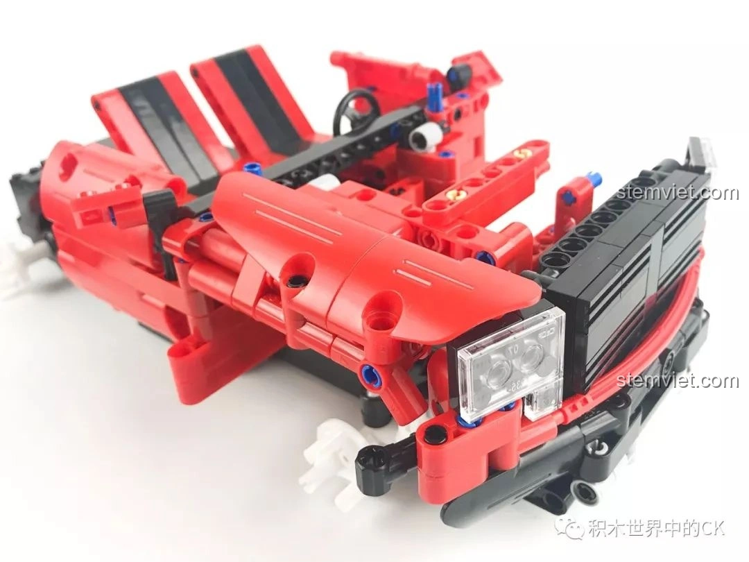 Lắp ráp các tấm panel màu đỏ lên thân xe bán tải CaDA C51005.