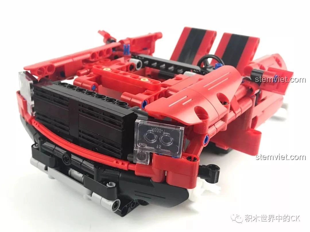 Tiếp tục lắp ráp các chi tiết bên hông và nóc xe của CaDA C51005.