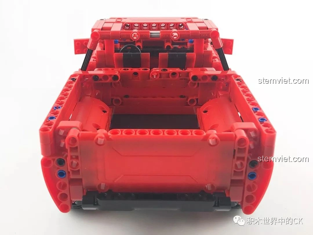 Cả bốn cửa của xe bán tải CaDA C51005 màu đỏ đều có thể mở ra được.