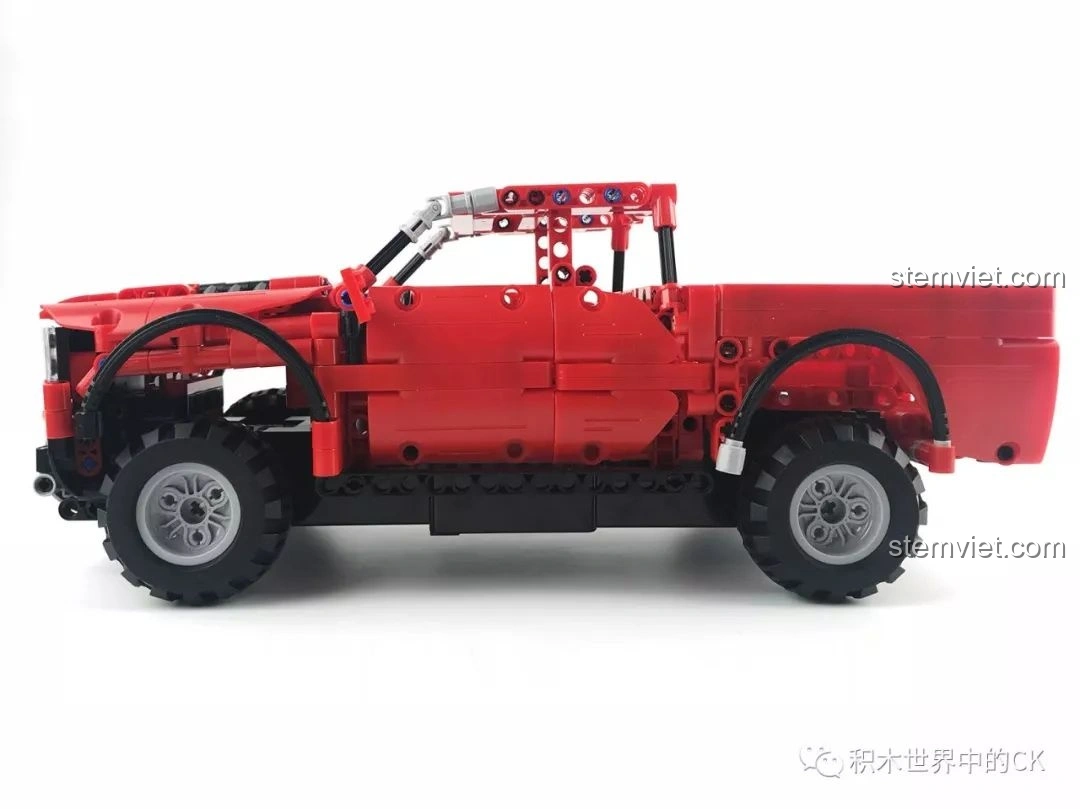 Nắp capo của xe bán tải CaDA C51005 màu đỏ có thể mở ra được.