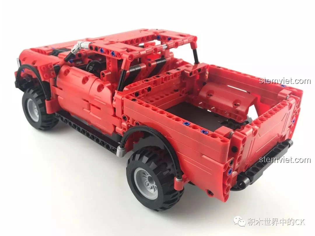 Chi tiết nội thất bên trong xe bán tải CaDA C51005 với vô lăng và ghế ngồi.