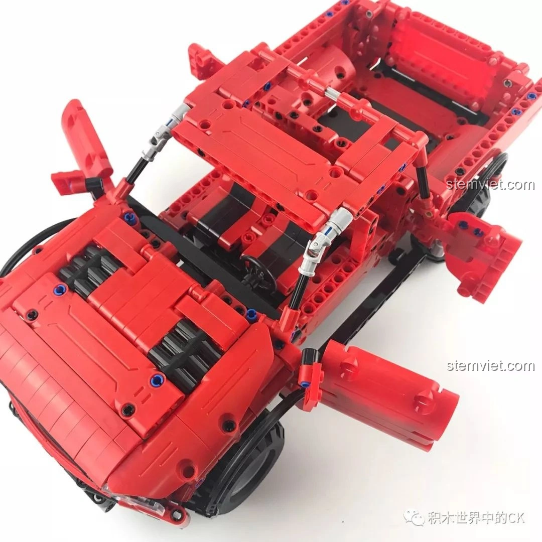 So sánh xe bán tải CaDA C51005 màu đỏ với một mô hình xe bán tải Lego khác từ bên hông.